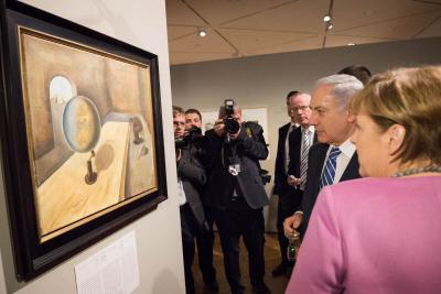 ראש הממשלה נתניהו והקנצלרית מרקל מסיירים בתערוכה של יצירות מהשואה מאוסף האמנות של יד ושם